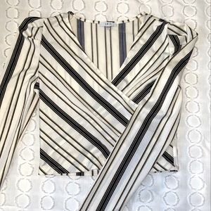 Surplise puffy shoulder top